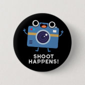 Shoot gebeurt Funny Camera Pun Dark BG Ronde Button 5,7 Cm (Voorkant)