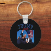 Short Fist Pumped 2024 Bid voor Trump Never's Give Sleutelhanger (Voorkant)