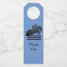 Show jumper die een obstakel opruimt. flessenhanger