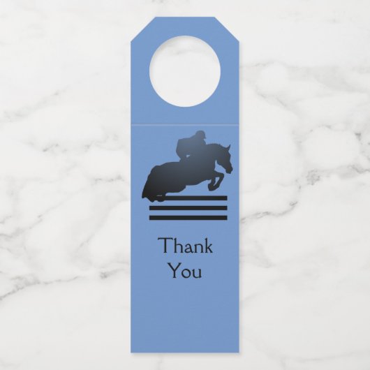 Show jumper die een obstakel opruimt. flessenhanger (Voorkant)