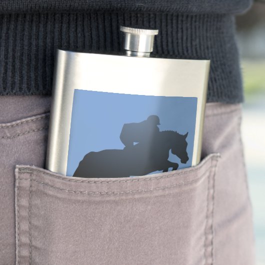 Show jumper die een obstakel opruimt. Kolf Flacon (Voorbeeld)