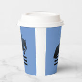 Show jumper die een obstakel opruimt. papieren bekers (Links)