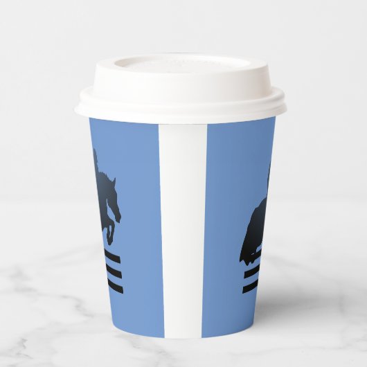 Show jumper die een obstakel opruimt. papieren bekers (Links)