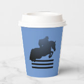 Show jumper die een obstakel opruimt. papieren bekers (Achterkant)