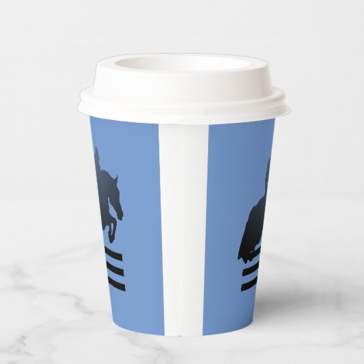 Show jumper die een obstakel opruimt. papieren bekers (Rechts)