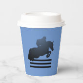 Show jumper die een obstakel opruimt. papieren bekers (Voorkant)