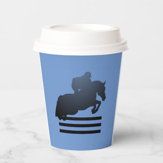 Show jumper die een obstakel opruimt. papieren bekers (Voorkant)