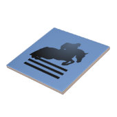 Show jumper die een obstakel opruimt. tegeltje (Zijkant)