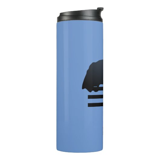 Show jumper die een obstakel opruimt. thermosbeker (Gedraaid links)