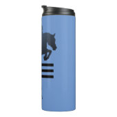 Show jumper die een obstakel opruimt. thermosbeker (Geroteerd rechts)