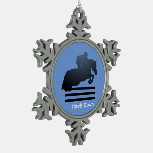 Show jumper die een obstakel opruimt. tin sneeuwvlok ornament (Links)