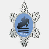 Show jumper die een obstakel opruimt. tin sneeuwvlok ornament (Rechts)
