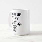 SHOW UP EVERY DAY Mug Gym Motivation Koffiemok (Voorkant links)