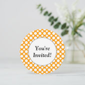 Shower White Polka Dots Oraqnge Round Invitation Kaart (Staand voorkant)