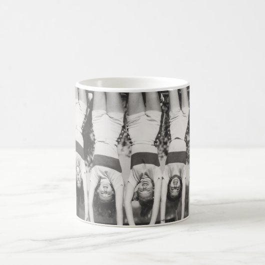 Showgirls op aap bars, speels design. koffiemok (Center)