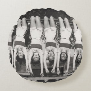 Showgirls op aap bars, speels design. rond kussen