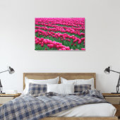 Shows tuin van lentemollende tulpenbollen in canvas afdruk (Insitu (Slaapkamer))