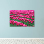 Shows tuin van lentemollende tulpenbollen in canvas afdruk (Insitu (Houten vloer))