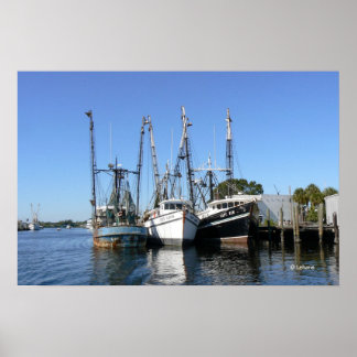 Shrimp Boats Wacht op Dock Poster