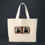 Shrodinger Cat Science Cartoon Grote Tote Bag<br><div class="desc">Uit mijn originele cartoon blijkt dat de beroemde Shrodinger's Cat Theory, waar een kat dood of levend kan zijn in een doos met een dodelijk gas van vijftig procent van de tijd. Deze griezelige cartoon gaat over wetenschap met een gevoel van humor, en zou een beroep doen op elke wetenschapper,...</div>