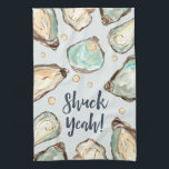 Shuck Ja | Waterverf Pearl Oyster Theedoek<br><div class="desc">Deze grappige keukenhanddoek aan de kust heeft zachte crème en aqua waterverf oyster en parelillustraties,  met "Shuck Yes!" in handgeschetste scriptletters. Ideaal voor strandhuizen,  kustabodes of iedereen die van oesters en verse schelpdieren houdt.</div>