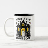 Shut Your Front Door – Bold Haunted House Ghost Tweekleurige Koffiemok (Links)