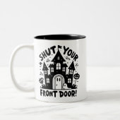 Shut Your Front Door! Mug – Black & White Haunted  Tweekleurige Koffiemok (Links)