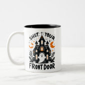 Shut Your Front Door Mug – Cute Halloween Ghost Tweekleurige Koffiemok (Links)