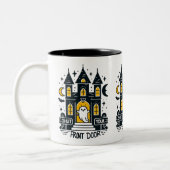 Shut Your Front Door Mug – Glowing Haunted Mansion Tweekleurige Koffiemok (Links)