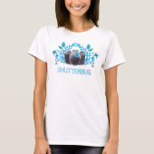 Shutterbug camera met blauwe bladeren en vlinders t-shirt (Voorkant)