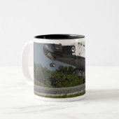 Shuttle Endeavor landing Kennedy Space Center Tweekleurige Koffiemok (Voorkant links)