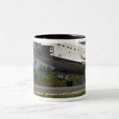 Shuttle Endeavor landing Kennedy Space Center Tweekleurige Koffiemok (Center)