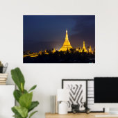 Shwedagon Pagoda bij nacht Poster (Thuiskantoor)