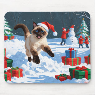 Siamees kat loopt in de sneeuw met kersthoed muismat