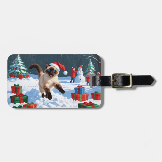 Siamees kat loopt in de sneeuw met kerstmuts bagagelabel (Voorkant horizontaal)