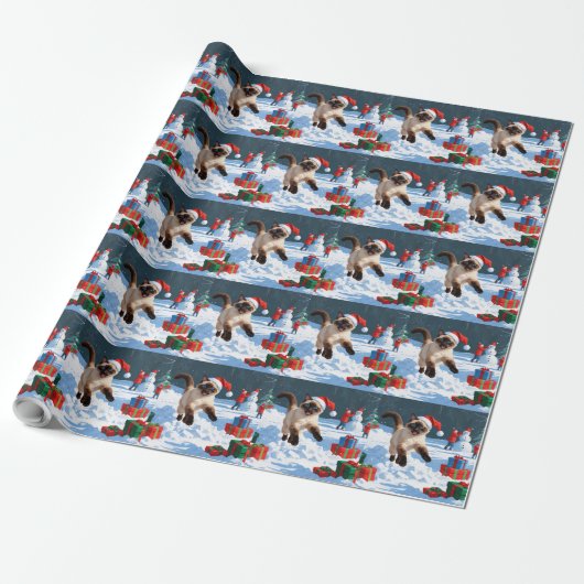 Siamees kat loopt in de sneeuw met kerstmuts cadeaupapier (Uitgerold)