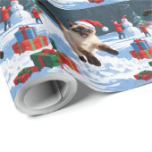 Siamees kat loopt in de sneeuw met kerstmuts cadeaupapier (Rol Hoek)