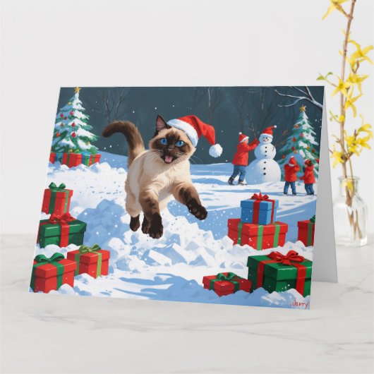 Siamees kat loopt in de sneeuw met kerstmuts kaart (Gele Bloem)