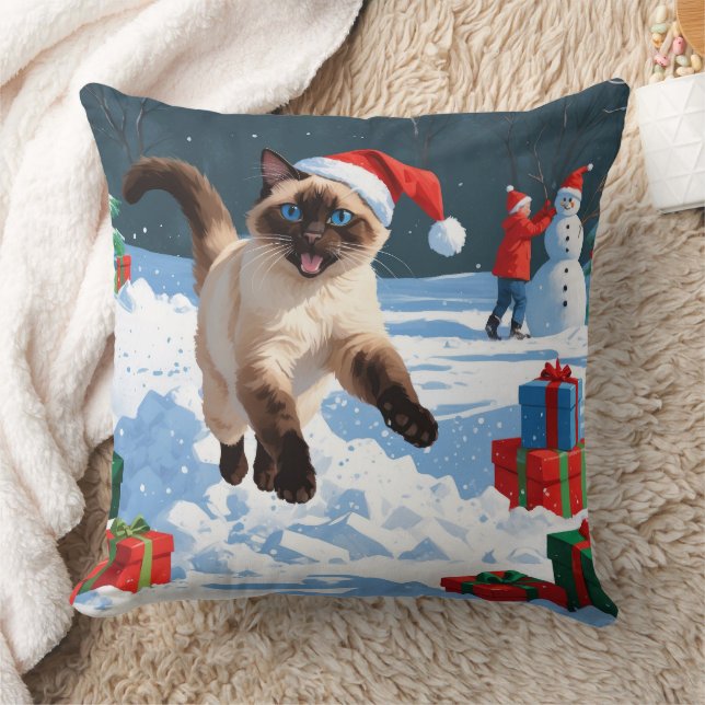 Siamees kat loopt in de sneeuw met kerstmuts kussen (Deken)