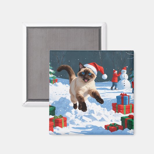 Siamees kat loopt in de sneeuw met kerstmuts magneet (Voorkant / Achterkant)
