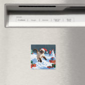 Siamees kat loopt in de sneeuw met kerstmuts magneet (Insitu (Vaatwasser))