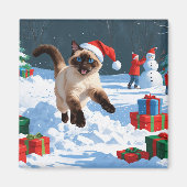 Siamees kat loopt in de sneeuw met kerstmuts magneet (Voorkant)