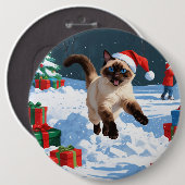 Siamees Kat Lopt in Sneeuw met Kerstmuts Ronde Button 6,0 Cm (Voorkant /achterkant)