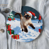 Siamees Kat Lopt in Sneeuw met Kerstmuts Ronde Button 6,0 Cm (In situ)