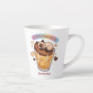 Siamees Kat Slapend op Koffieglas Esthetiek Latte Mok