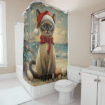 Siamese Cat Christmas  Beach Douchegordijn<br><div class="desc">Breng de warmte van de feestdagen naar de kust met dit charmante, op vintages geïnspireerde ontwerp met een feestelijke kat die op een sereen strand zit. Met een klassieke vakantietoets van nostalgische tinten en kustvibes, vangt dit kunstwerk de magie van Kerstmis door het zee. Perfect voor het verspreiden van feestvreugde,...</div>