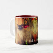 Siamese Cat Posing Personalized Tweekleurige Koffiemok (Voorkant links)