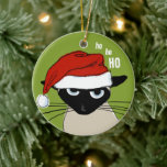 Siamese Kat Grappig Santa Kat Aangepaste Kerstmis Keramisch Ornament<br><div class="desc">Ho Ho Ho. Grappige Siamese kat met een kerstmuts. Een leuk kerstornament dat een perfect vakantiegeschenk is voor kat liefhebbers. Personaliseer de achterkant met je eigen tekst. Bezoek de Doodle World van Jenn voor meer grillige producten van kattenliefhebbers en coole geschenken met deze humoristische Xmas cat cartoon.</div>