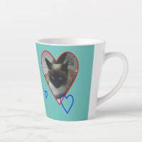 Siamese kat in hartstilte. Licht blauwe latte Mok