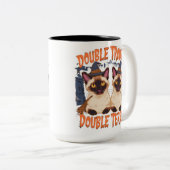 Siamese kat in het Halloween Mansion Tweekleurige Koffiemok (Voorkant rechts)